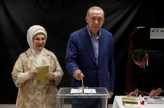 تیپ همسر اردوغان پای صندوق رأی خبرساز شد+عکس