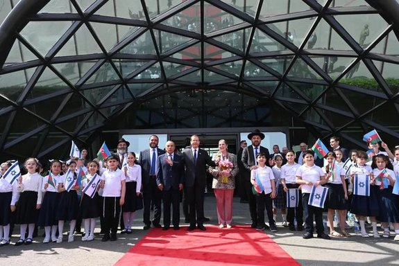 رئیس رژیم صهیونیستی وارد باکو شد