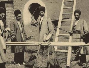 عکس‌های مجازات زنان در ملاء عام در عصر قاجار