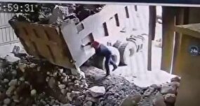 ویدیویی تلخ از افتادن ناگهانی سنگ غول پیکر بر سر یک راننده کامیون
