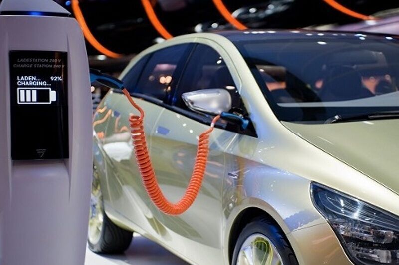 باید خودروی برقی تولید کنیم که هر صد کیلومتر، یک دلار هزینه برق می‌خواهد نه ۱۰ لیتر بنزین!
