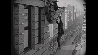 صحنه معروف هارولد لوید در تاریخ سینما چگونه فیلمبرداری شد؟ (فیلم)