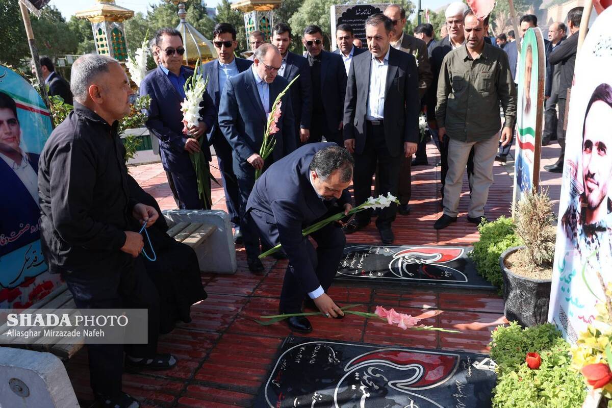 در سفر خاندوزی به استان مرکزی صورت گرفت؛ ادای احترام وزیر اقتصاد و همراهان به مقام شامخ شهیدان شهر اراك