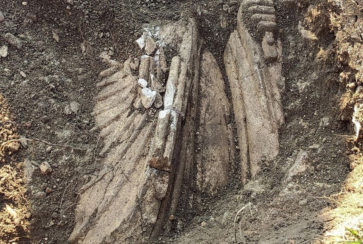 مجسمۀ دو هزار سالۀ «مرد رداپوش» در فرانسه کشف شد+ عکس