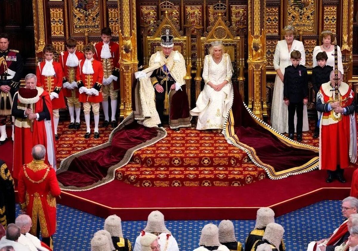 اولین حضور پادشاه و ملکه انگلیس در پارلمان + عکس