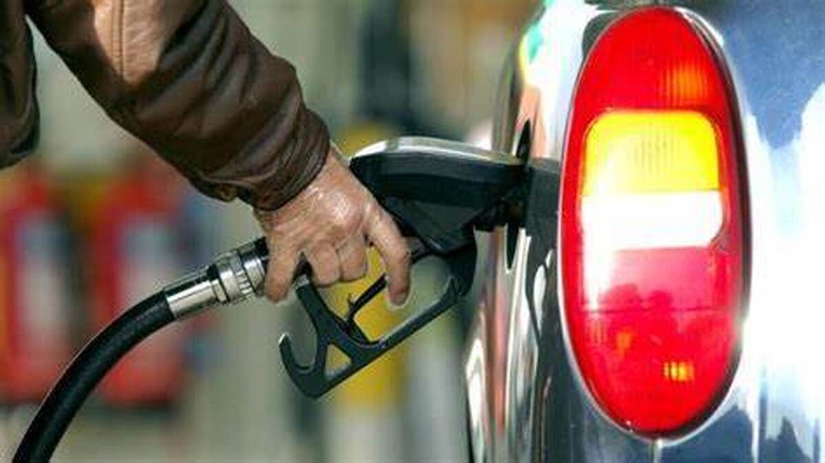 قیمت آزاد هر ۲۰ لیتر بنزین ۵۰۰ هزار تومان ناقابل
