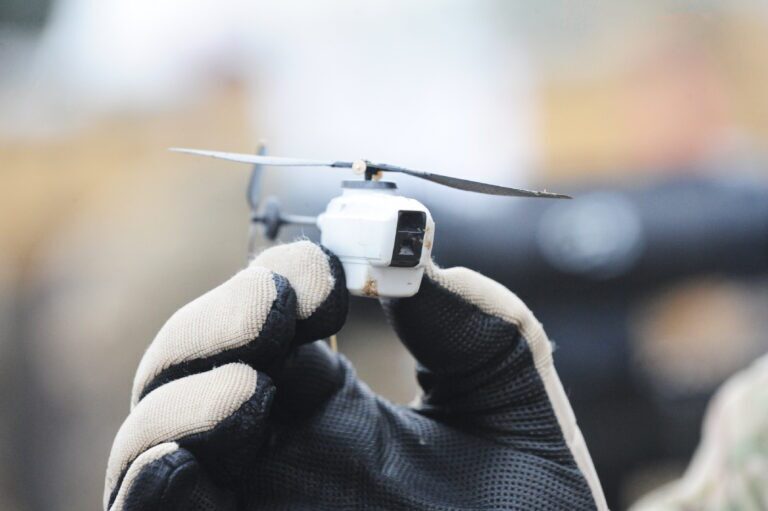 بلک هورنت؛ نانوهلیکوپتر‌های جاسوس با وزن ۳۲ گرم و سرعت ۳۵ کیلومتر+ عکس