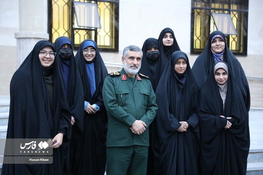 تفکیک جنسیتی بسیج دانشجویی برای گرفتن عکس یادگاری با سردار سپاه + تصاویر