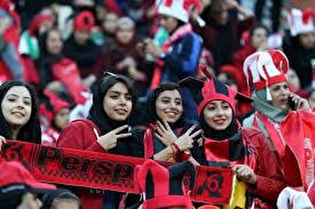 ۲ تماشاگر زن مسابقه پرسپولیس تراکتور بازداشت شدند!