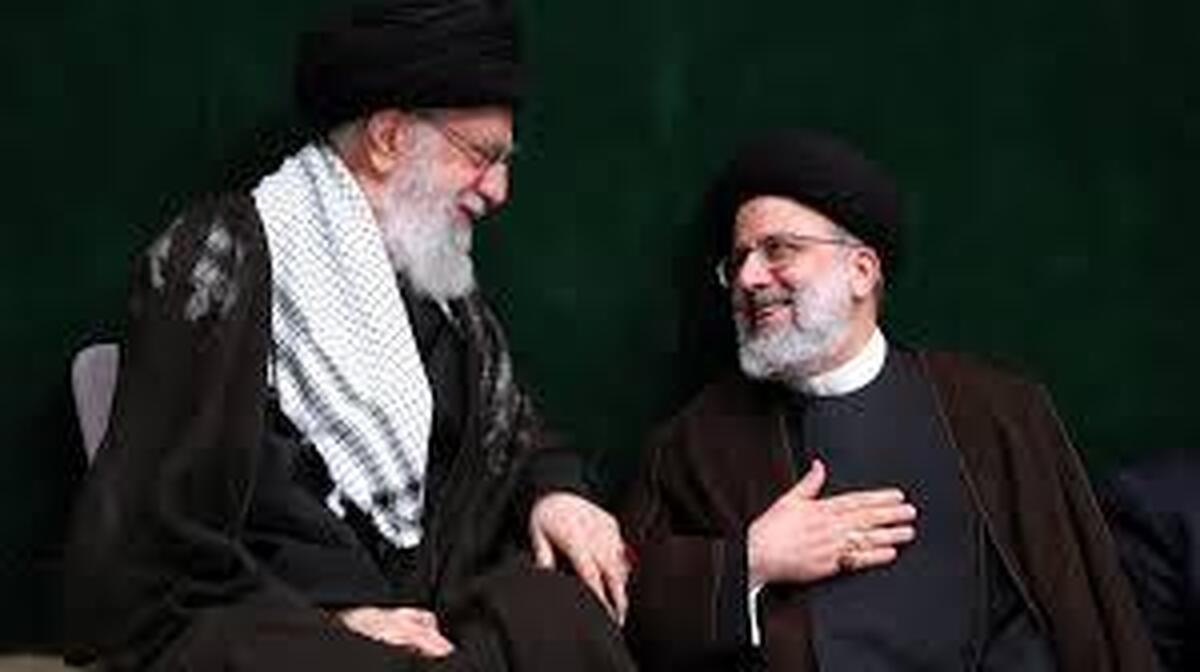 امام خامنه‌ای بر پیکر شهید رئیسی نماز اقامه می‌کنند
