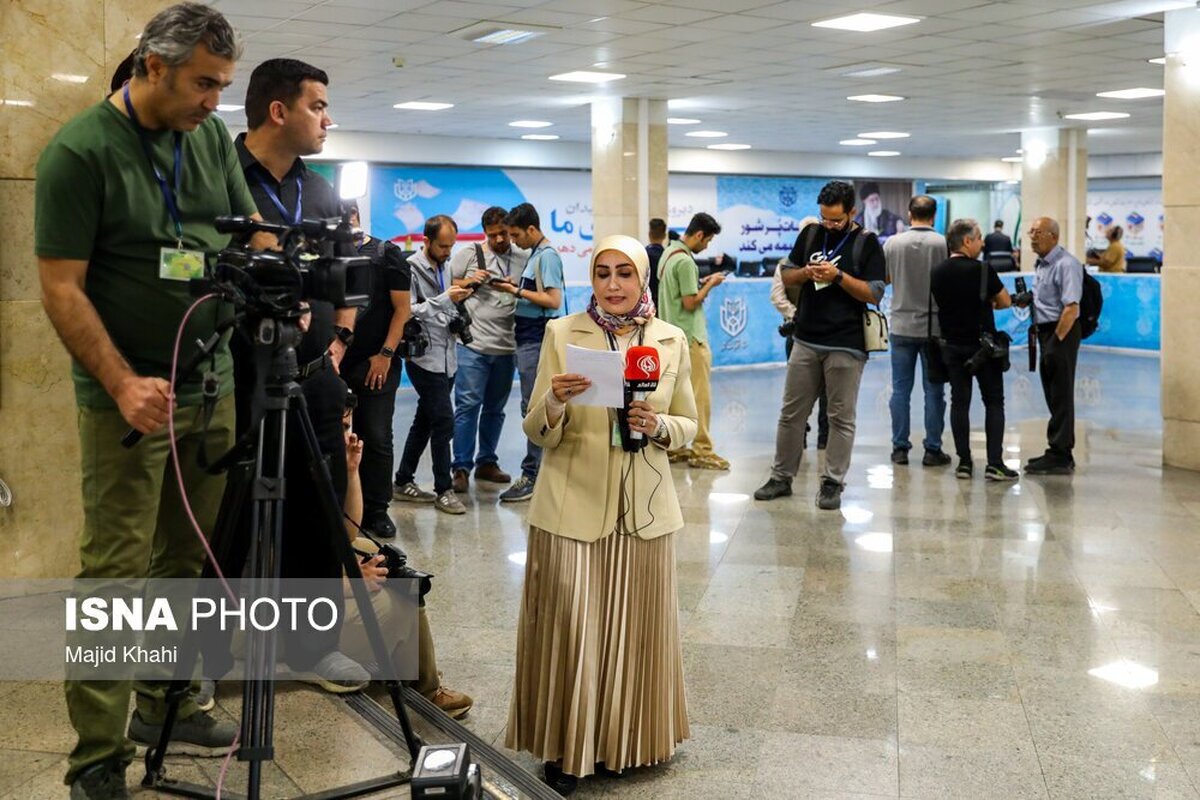 خبرنگار صداوسیما با کت و دامن در وزارت کشور