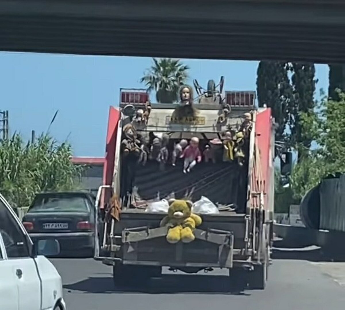عروسک‌هایی عجیب سوار ماشین حمل زباله شدند!