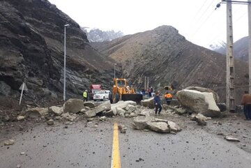 خطر سقوط سنگ در جاده‌های کوهستانی