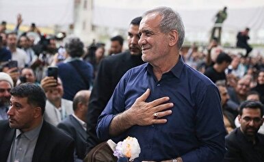 حضور شبانه پزشکیان میان مردم و گفتگو با آن‌ها