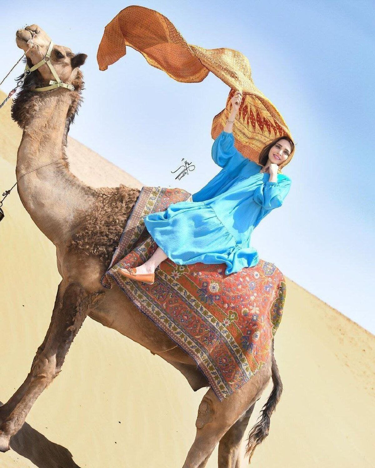 شتر سواری خانم بازیگر در کویر
