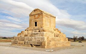 فیلم+ بارش برف در آرامگاه کوروش را ببینید