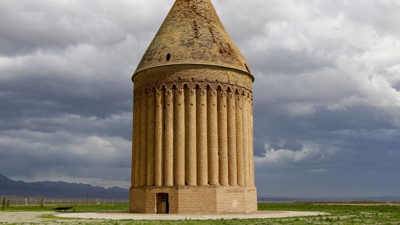 راز ساعت خورشیدی رادکان؛ تنها تقویم سنگی جهان که اول دی سخن میگوید