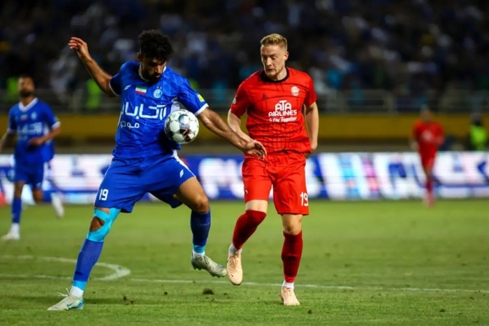 استقلال ۰ - ۰ تراکتور؛ این بازی کسل کننده با تساوی ۰ بر ۰ به پایان رسید.