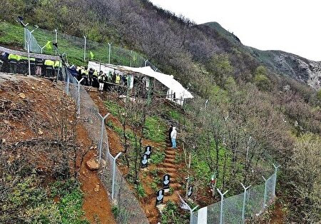 خانواده شهیدان‌ پرواز اردیبهشت در ورزقان حضور یافتند