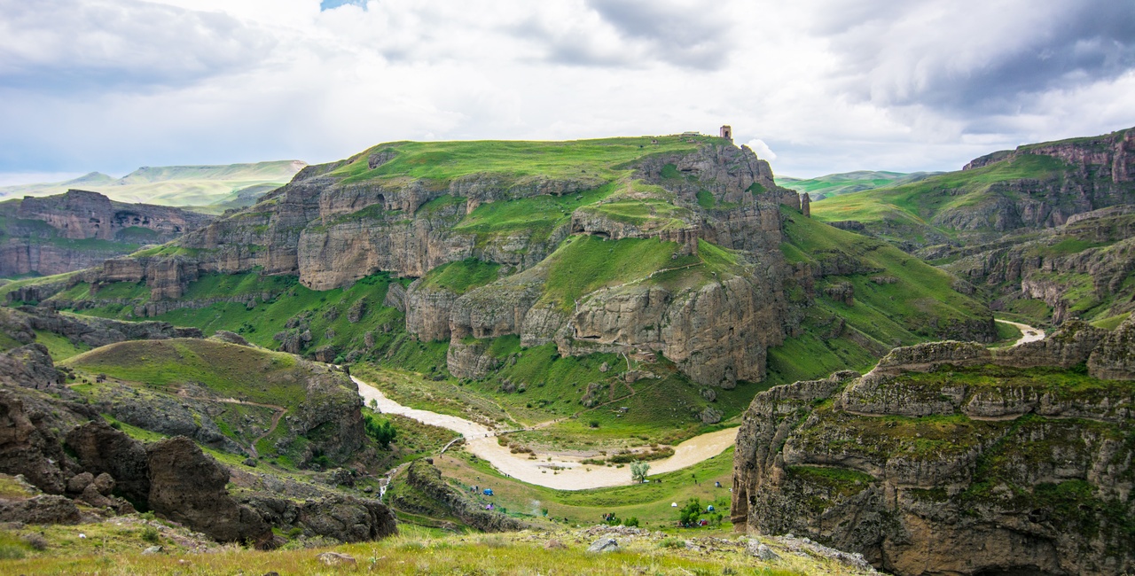 قلعه ضحاک هشترود بنایی ۳۰۰۰ ساله و رازآلود
