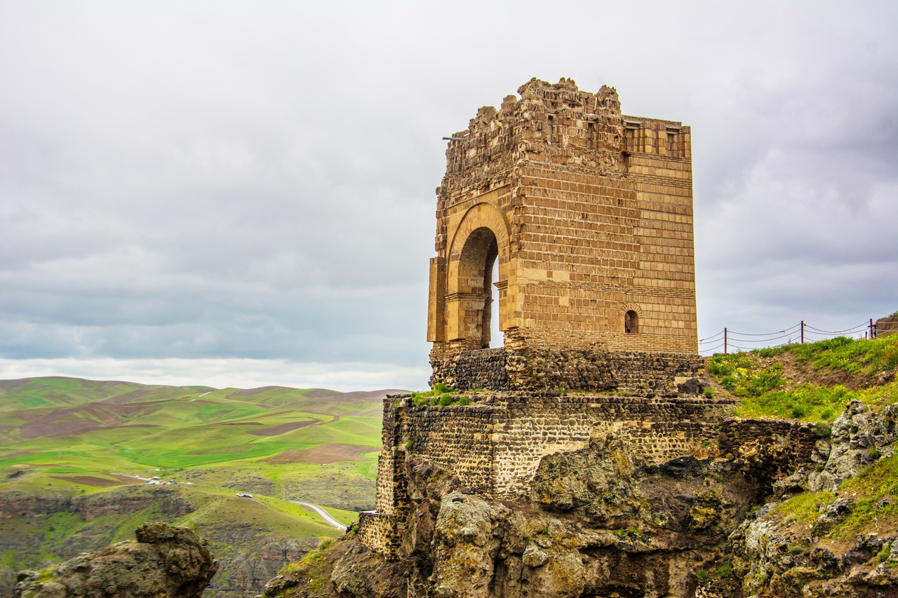 قلعه ضحاک هشترود بنایی ۳۰۰۰ ساله و رازآلود