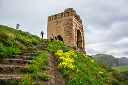 قلعه ضحاک هشترود بنایی ۳۰۰۰ ساله و رازآلود