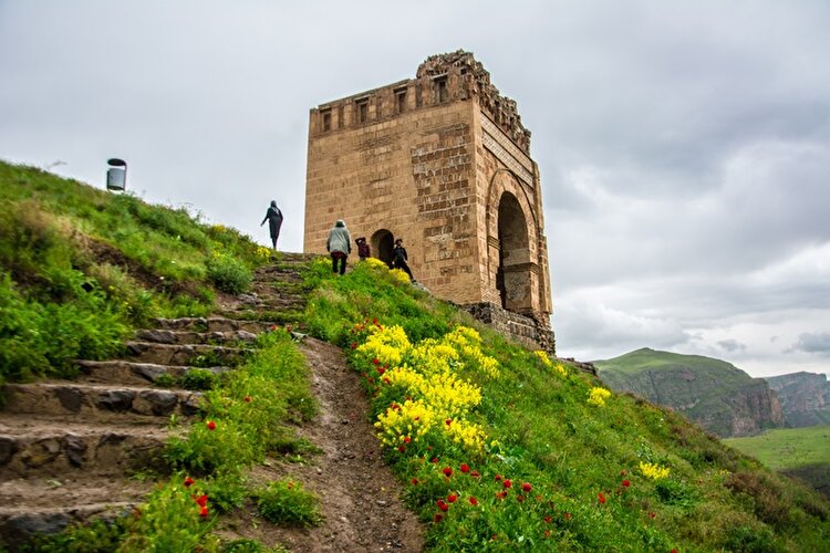 قلعه ضحاک هشترود بنایی ۳۰۰۰ ساله و رازآلود