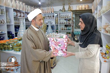 تجلیل از قدیمی‌ترین بانوی سفالگر قم