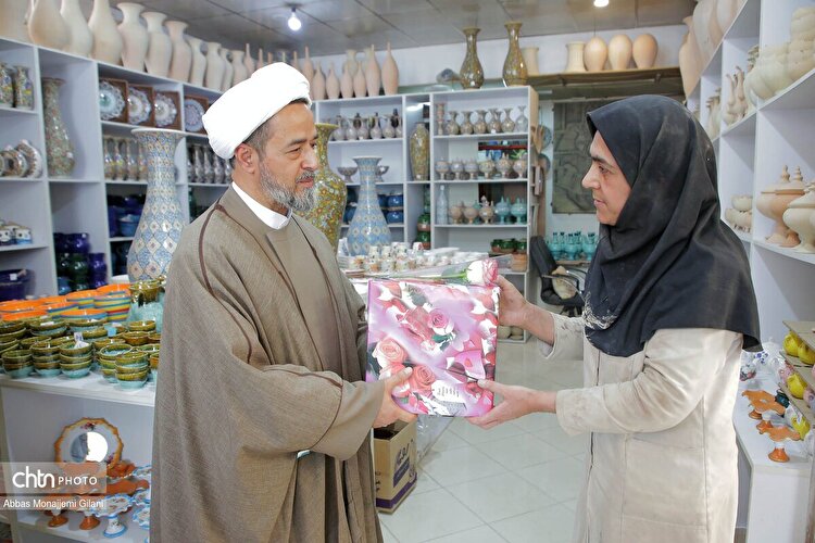 تجلیل از قدیمی‌ترین بانوی سفالگر قم