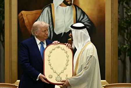 طوق رفاقت امارات بر گردن دونالد ترامپ