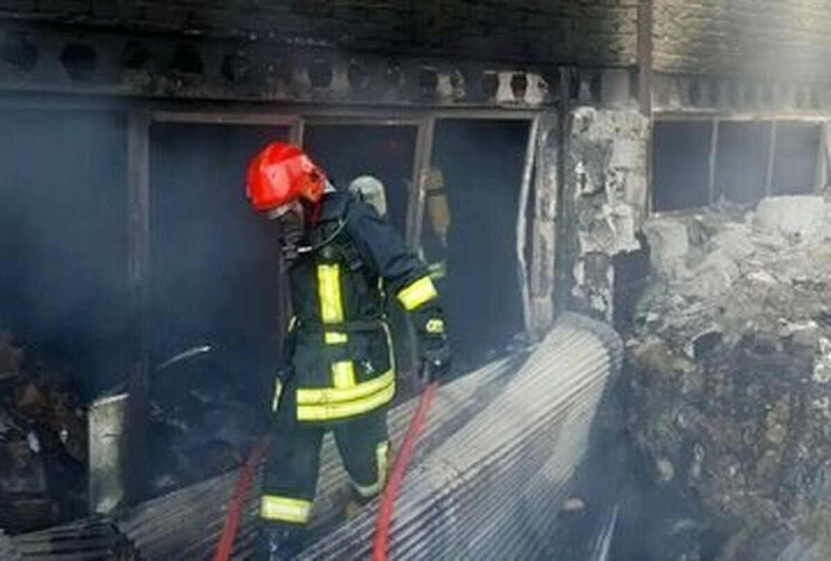 آتش سوزی در انبار کاغذ در خیابان ظهیرالاسلام تهران