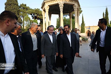 بازدید عباس عراقچی از حافظیه شیراز