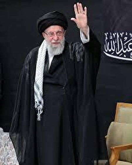 چرا رهبر انقلاب بدون عصا در حسینیه امام خمینی آمدند؟