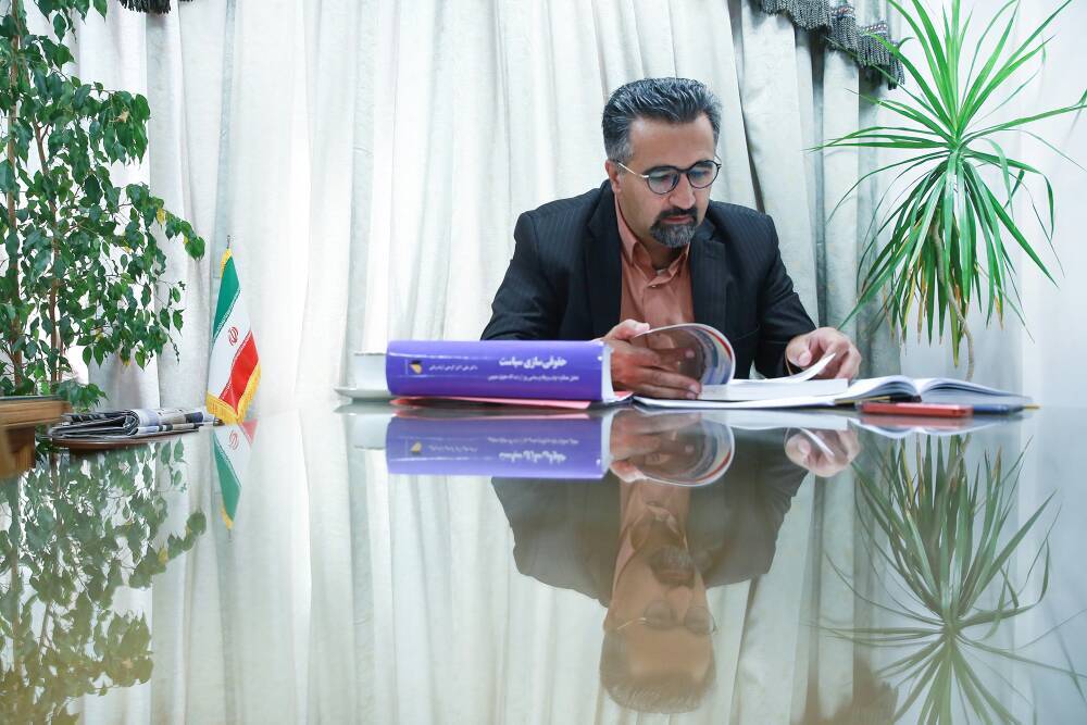 سیمکارت استاد حقوق اساسی به دلیل انتشار مطلب انتقادی قطع شد!