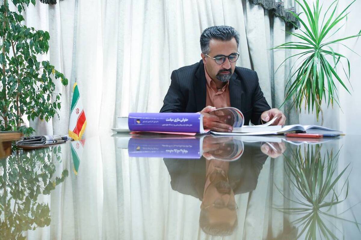سیمکارت استاد حقوق اساسی به دلیل انتشار مطلب انتقادی قطع شد!