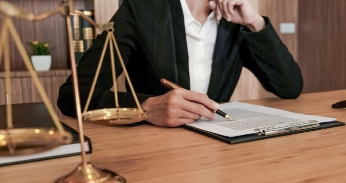 پیامدهای انتخاب وکیل نادرست