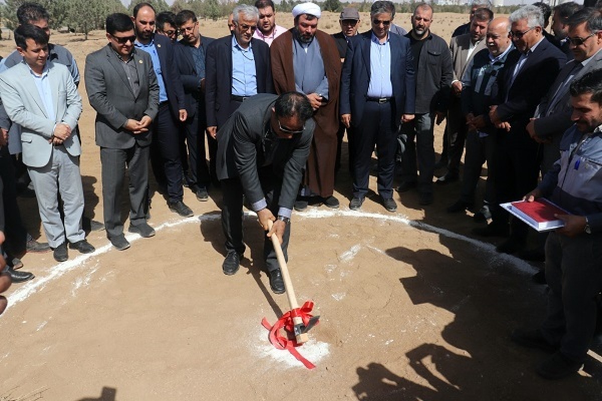 نیروگاه خورشیدی ۴۰ مگاواتی سیمان ساوه کلنگ‌‎زنی شد