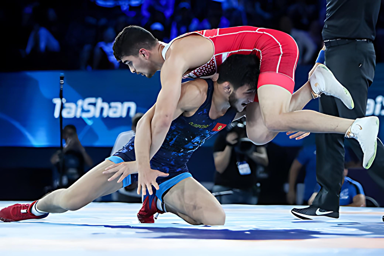 نابرابری پاداش کشتی‌گیران و فوتبالیست‌ها در ایران