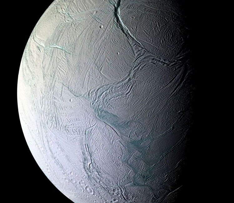 نشانه‌های حیات در قمر یخی زحل کشف شد