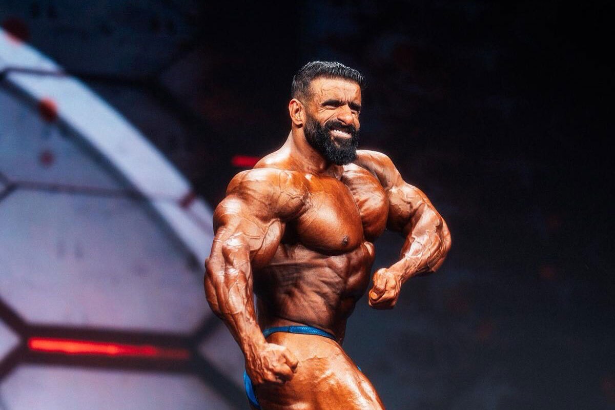 نمایش اخلاق ایرانی توسط هادی چوپان روی سکوی قهرمانی