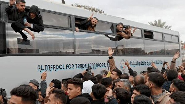 آغاز فرایند آزادی اسرای فلسطینی؛ اتوبوس‌ها راهی رام‌الله شدند+ فیلم