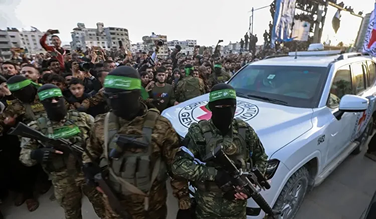 قسام تمام اسرای زنده را آزاد کرد؛ مرحله دوم تبادل با نظارت صلیب سرخ انجام شد+ فیلم