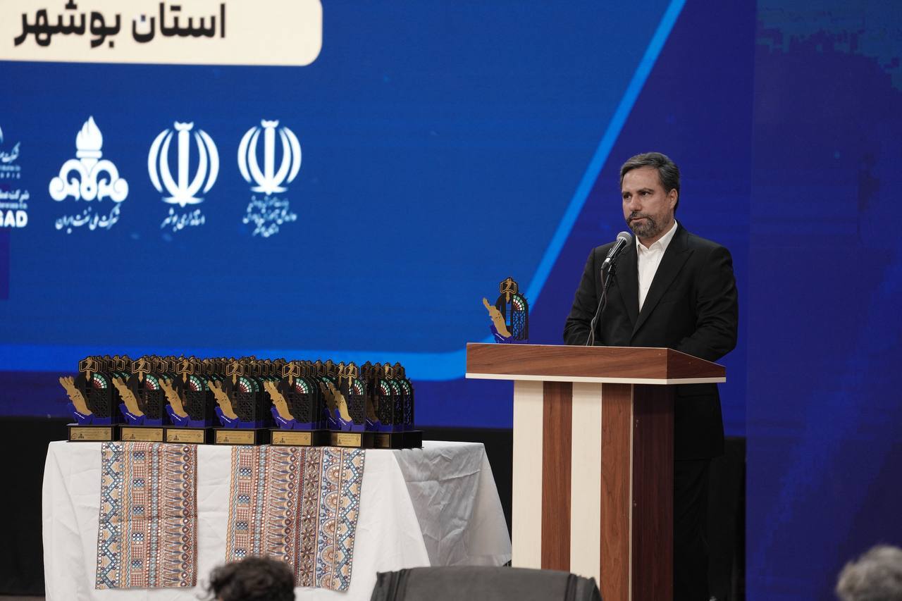 مدیرعامل پازارگاد در آیین تجلیل از رتبه‌های زیر هزار کنکور سراسری استان بوشهر