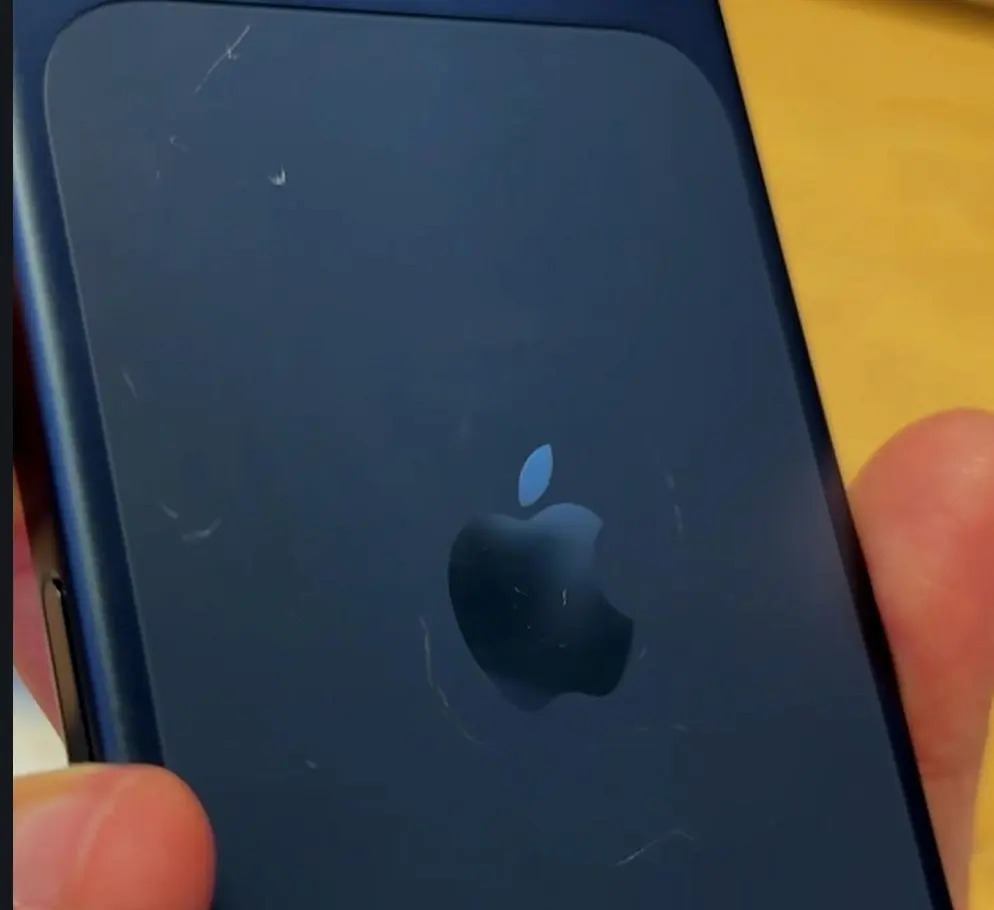 دلیل خط و خش روی بدنه آیفون ۱۷ پرو