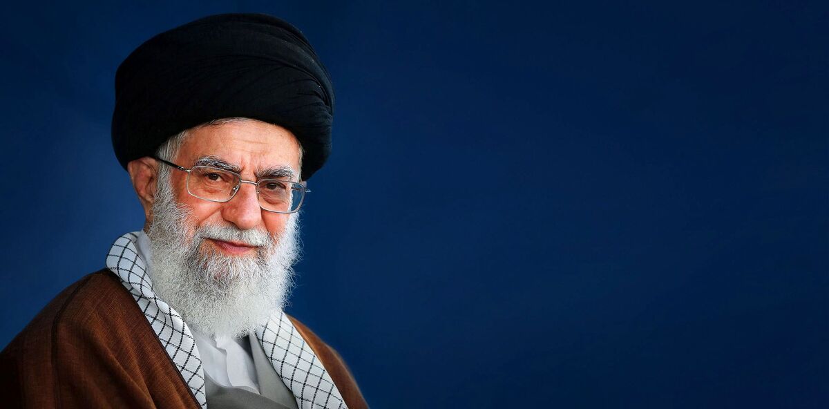 عکسی کمیاب از حضور رهبر انقلاب در جمع نیرو‌های موشکی سپاه