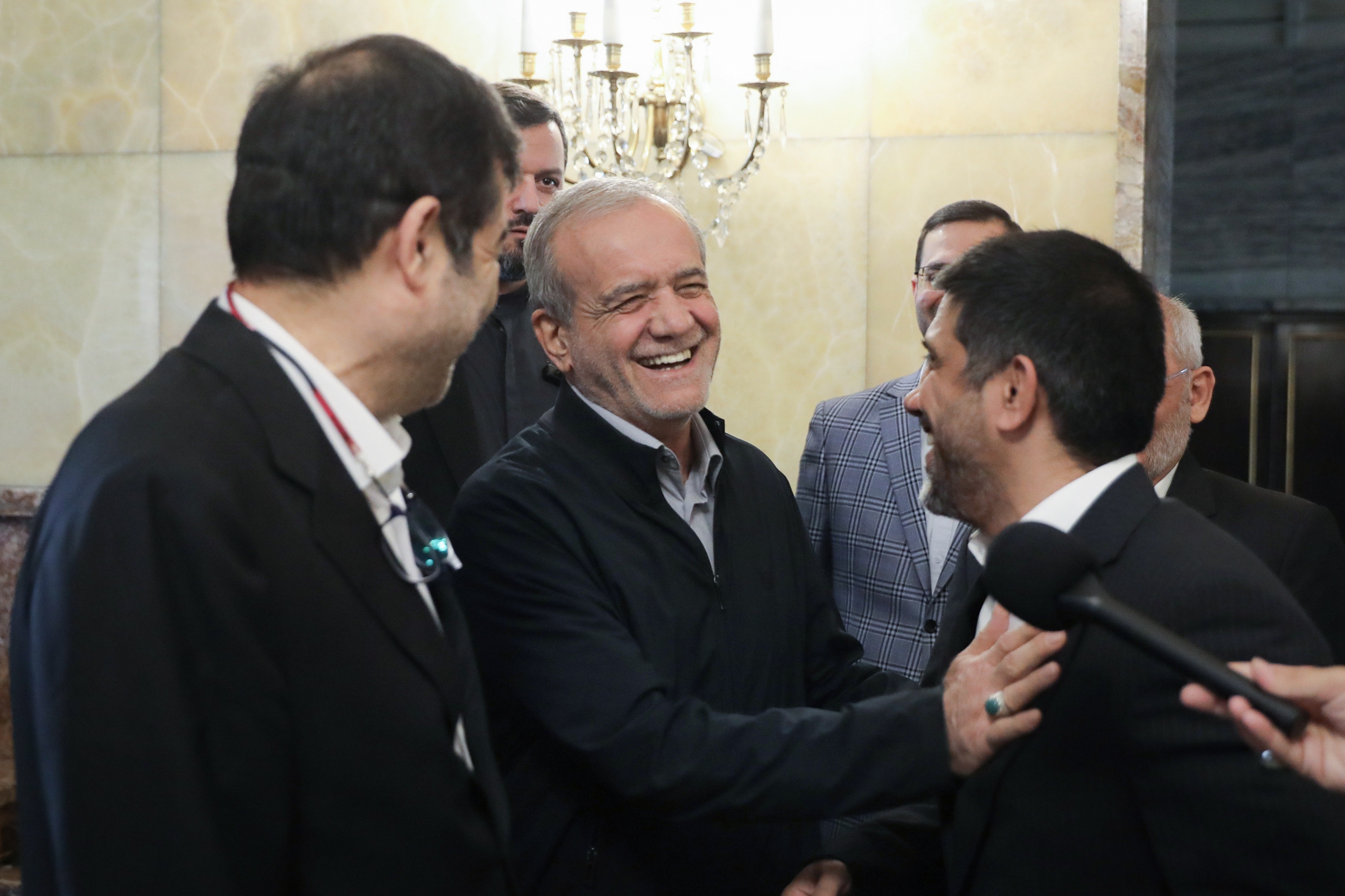 پزشکیان در جمع قهرمانان کشتی: تسلیم‌شدن در وجود ما نیست