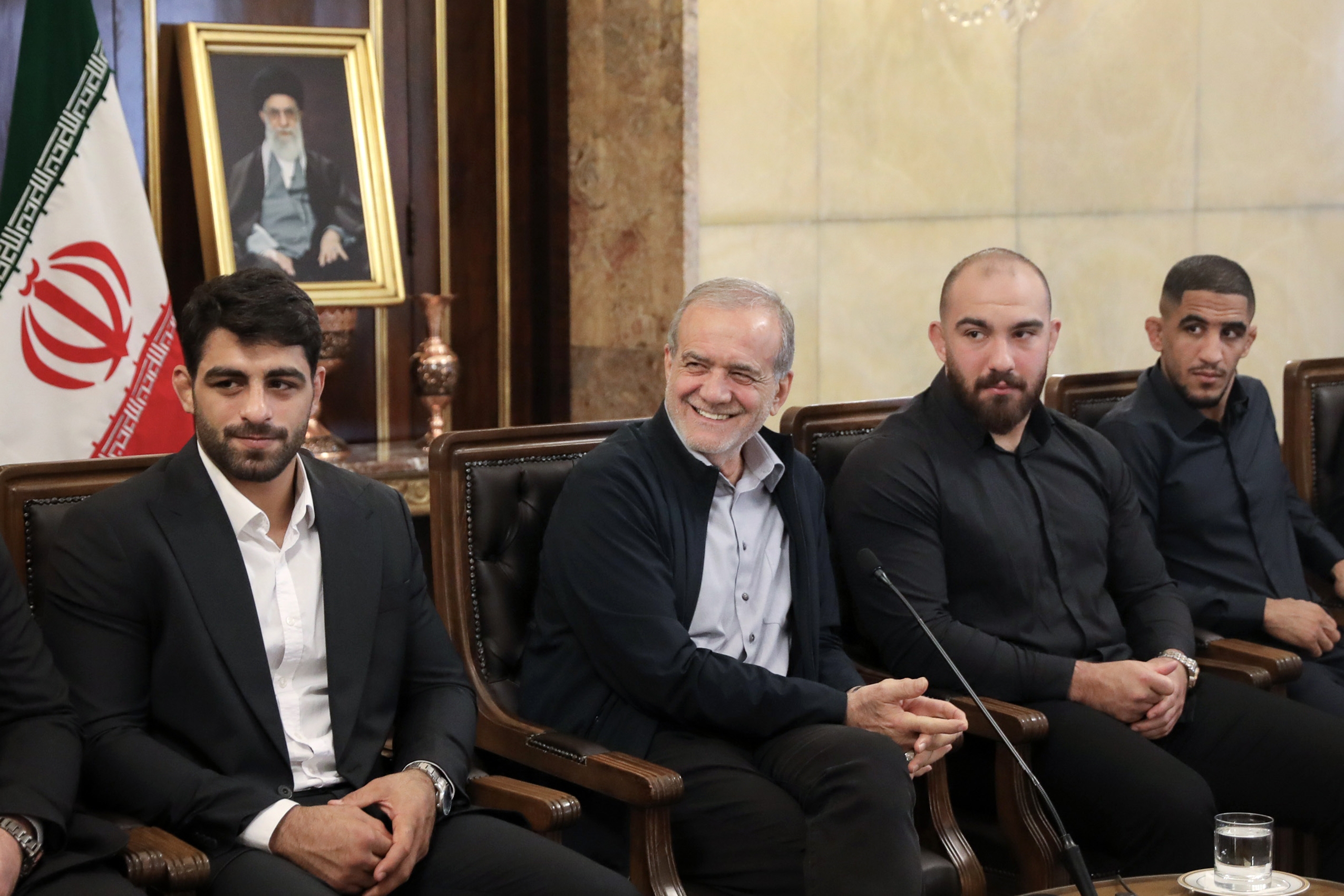 پزشکیان در جمع قهرمانان کشتی: تسلیم‌شدن در وجود ما نیست