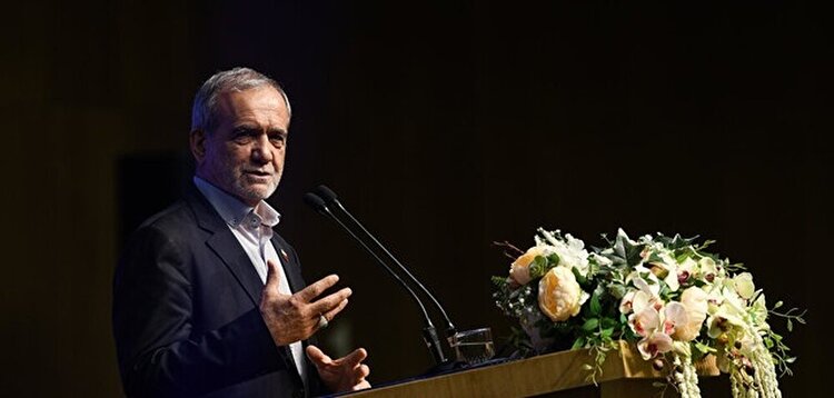 پزشکیان: نخبه کسی است که اگر به مشکل برخورد، در نرود