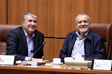 پزشکیان با تیپی متفاوت در سازمان انرژی اتمی+ عکس