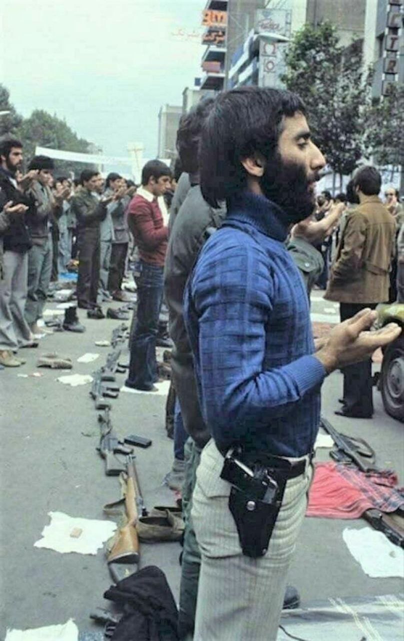 نماز نیروهای انقلابی مقابل سفارت آمریکا نماز نیروهای انقلابی مقابل سفارت آمریکا